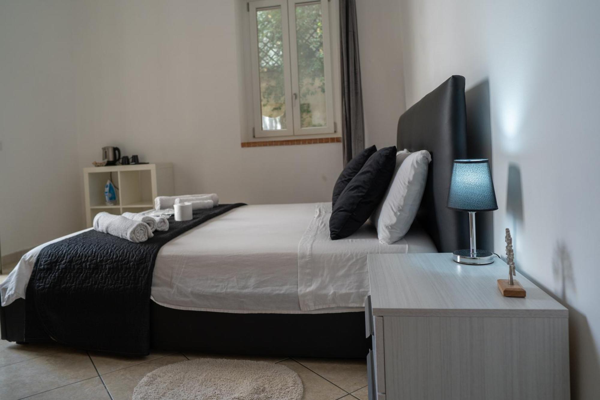 Whitehouse Bed & Breakfast Lecce Bagian luar foto