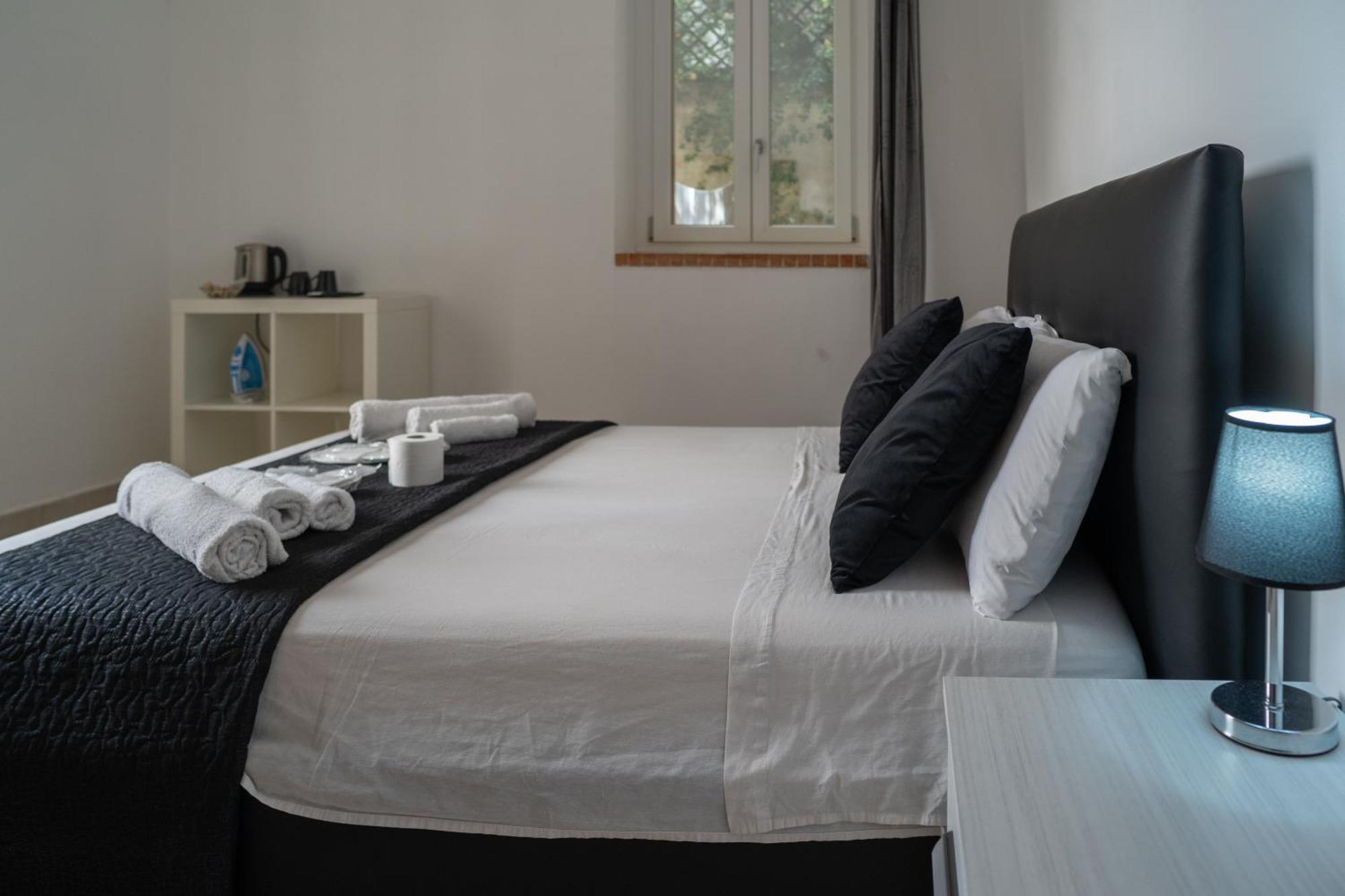 Whitehouse Bed & Breakfast Lecce Bagian luar foto
